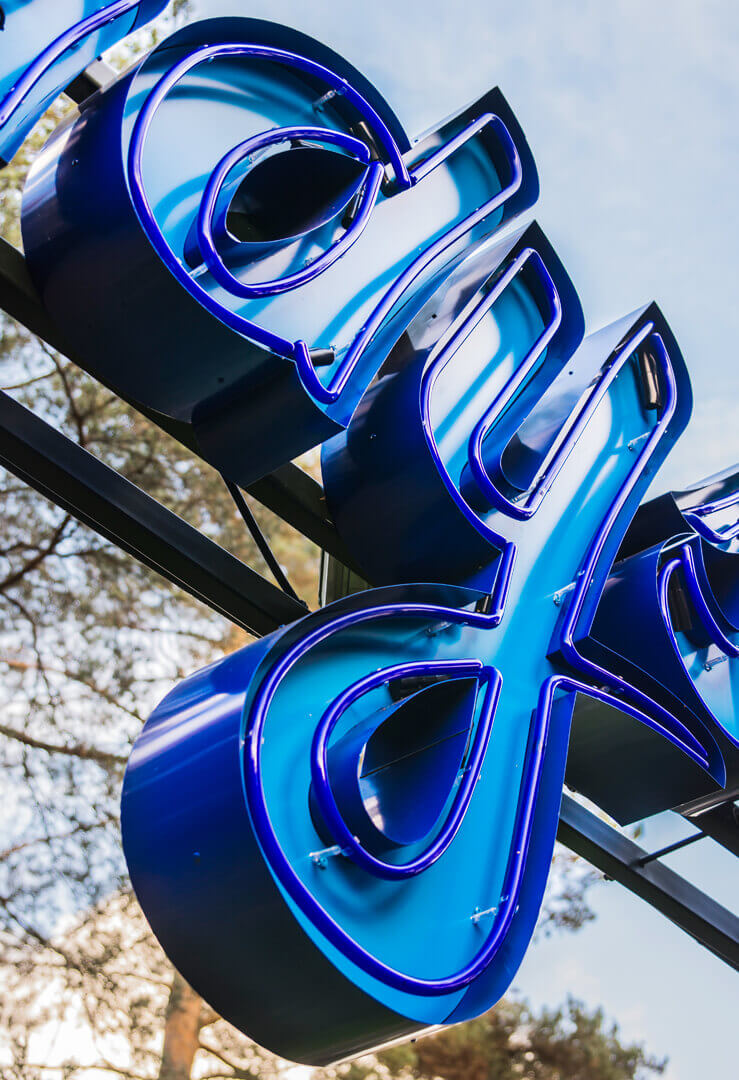 neon-wladyslawowo-city-neon-sur-acier-neon-sur-structure-neon-sur-hauteur-neon-surélevé-lumière-bleue-neon-en-parc-neon-en-forêt-neon-publicité-neon-city-neon-commande-neon-publicité